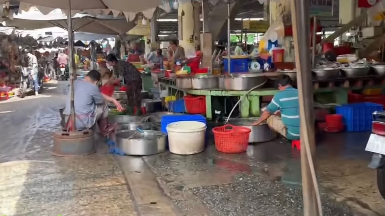 🇻🇳 Walking Through a Mekong Delta Market 🌾  Real Vietnam Street Life Cinematic Walk