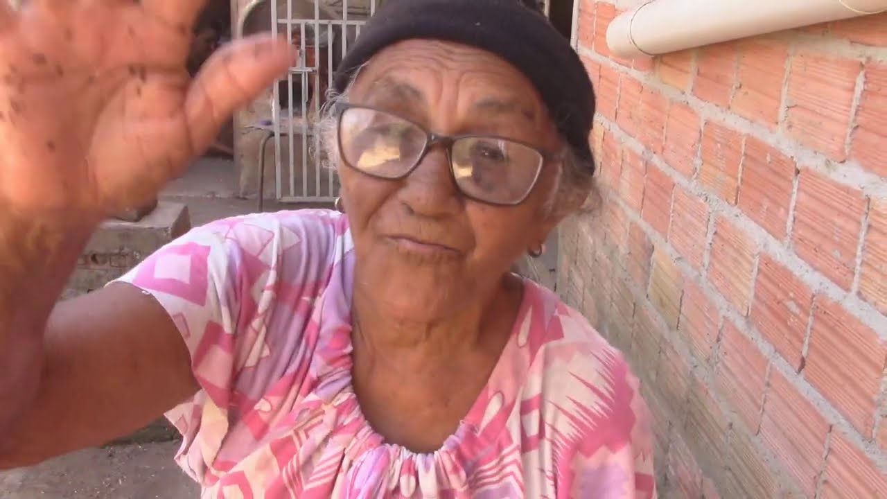 VÓ DELOUSA TIRANDO AZEITE DE MAMONA E QUEBRANDO COCO