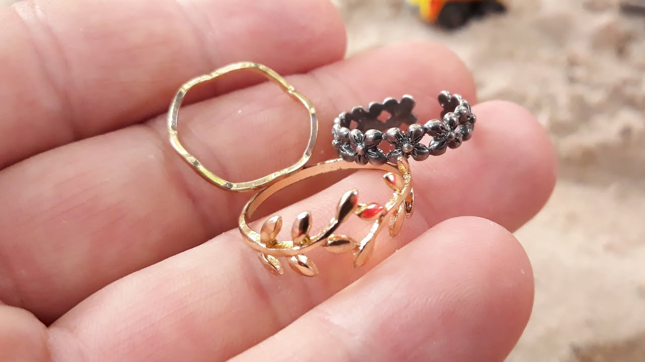 Beach Metal Detecting Australia Minelab Equinox 800 Rings Coins and junk buried in the sand at Noosa