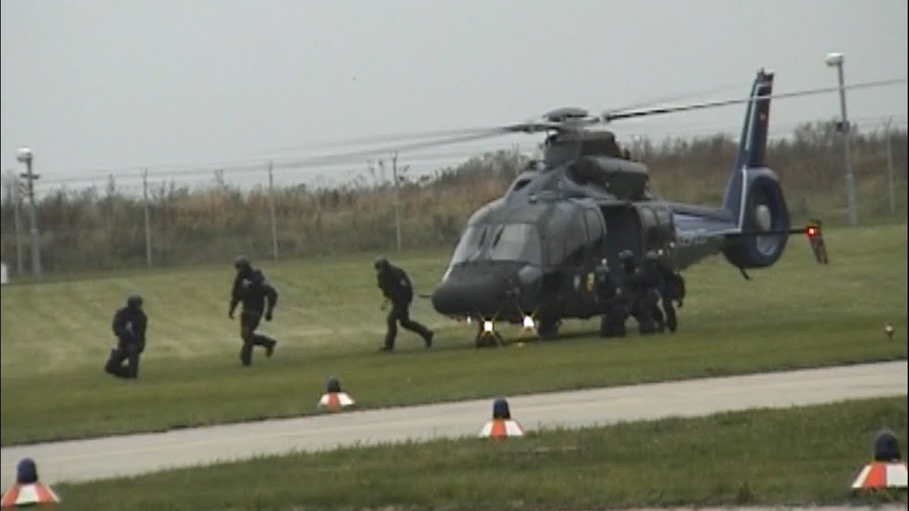EC 155 of the Federal Police drops off the crew  #ec155 #police #spotting 