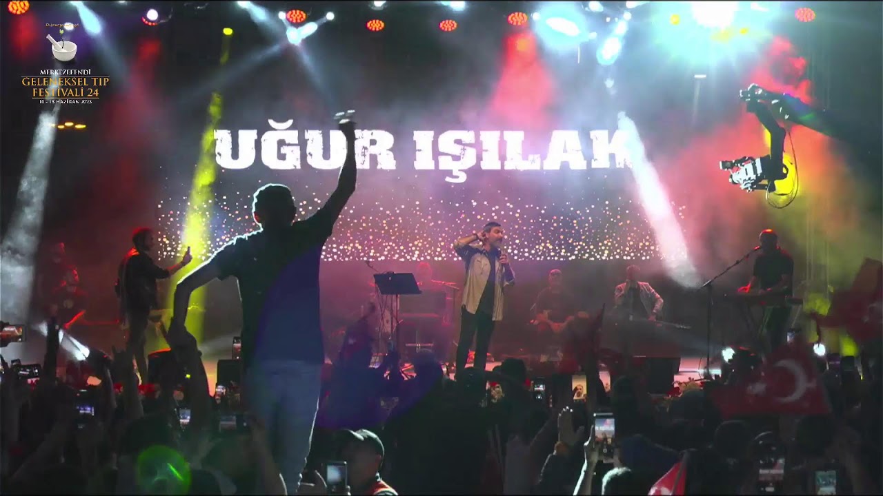 Zeytinburnu Meydan Konserleri  Uğur Işılak sahnede
