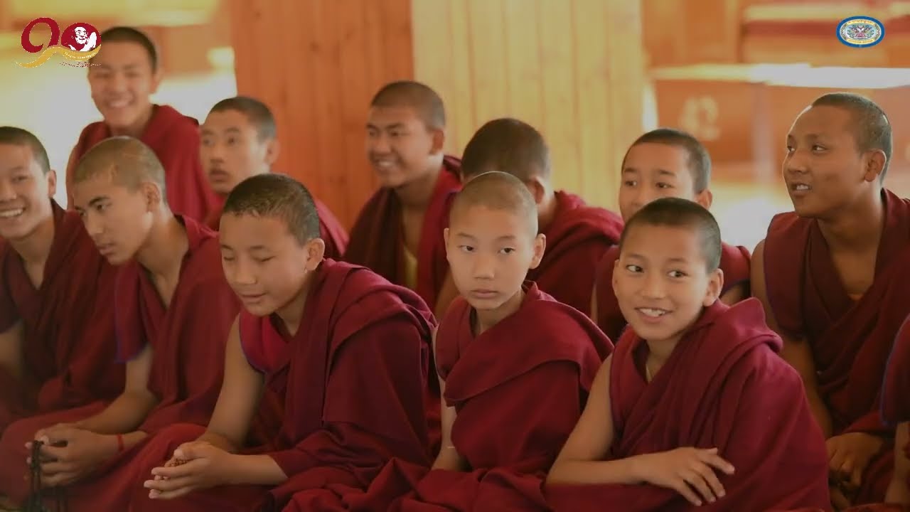 སློབ་གཉེར་བ་རྣམས་ནས་ལོ་འཁོར་ཡིག་གཟུགས་དང་རྩོད་རྒྱུགས་གཉིས་རྒྱུགས་གཏོང་བཞིན་པའི་བརྙན་ཐུང་།