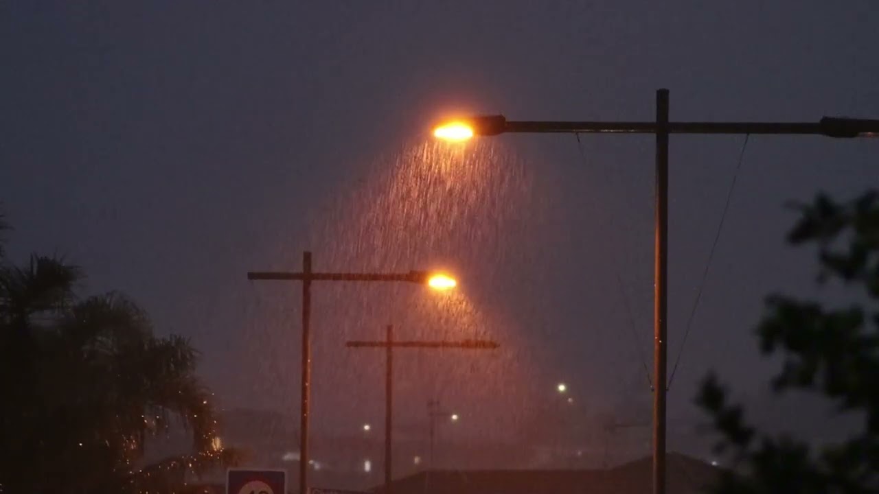 Rain on Streetlamp at Night 🌧️ Cozy Rain & Thunder (3 Hours)