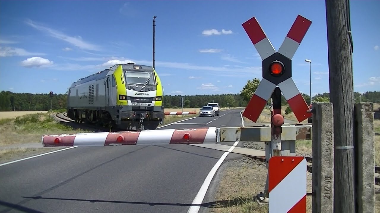 Spoorwegovergang Bernsdorf (D) // Railroad crossing // Bahnübergang