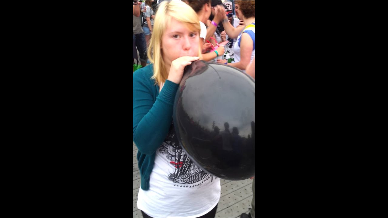 Rock im Park 2013 Luftballon aufpusten.