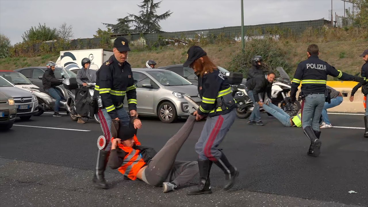 Roma, polizia rimuove attivisti Ultima Generazione che bloccavano il GRA