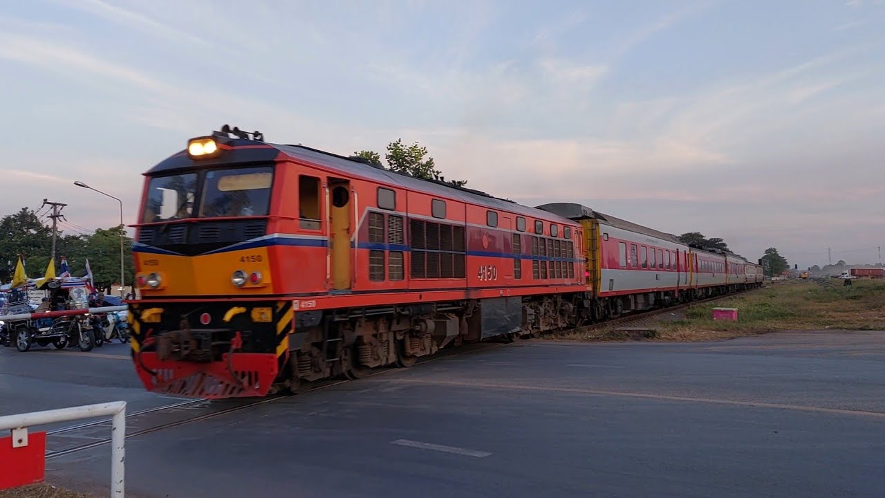 ขบวนรถเร็วที่ 147 ผ่านจุดตัดทางรถไฟถนนเสด็จ จ.หนองคาย 