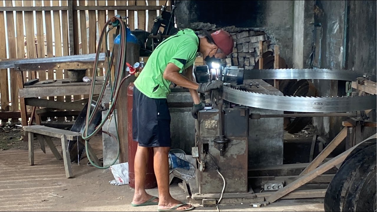 melihat langsung proses pengasahan gergaji sawmill #mesinproduksi #mesinindustri