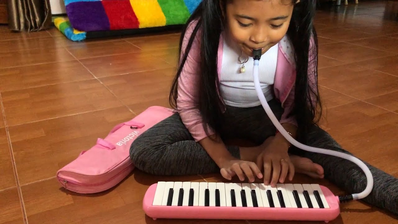 Shinta Belajar dan Bermain Musik dengan Pianika