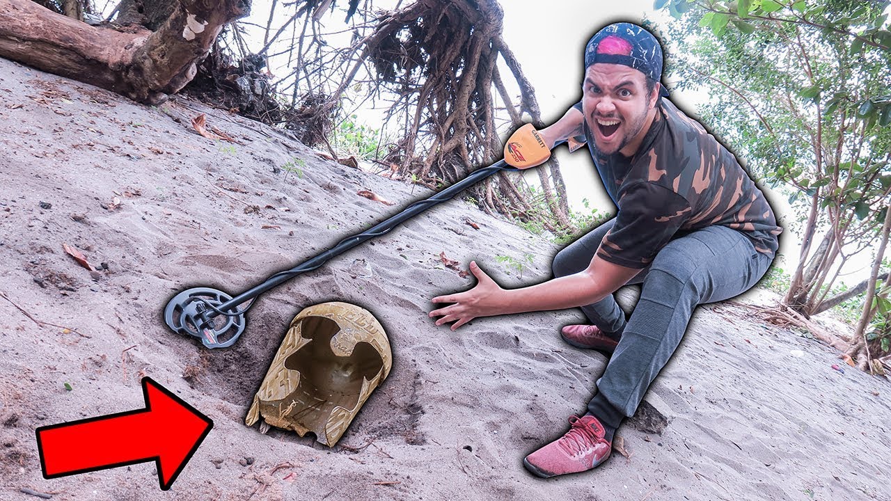 USEI DETECTOR DE METAL NA PRAIA E ACHEI UM CAPACETE ANTIGO E RARO!
