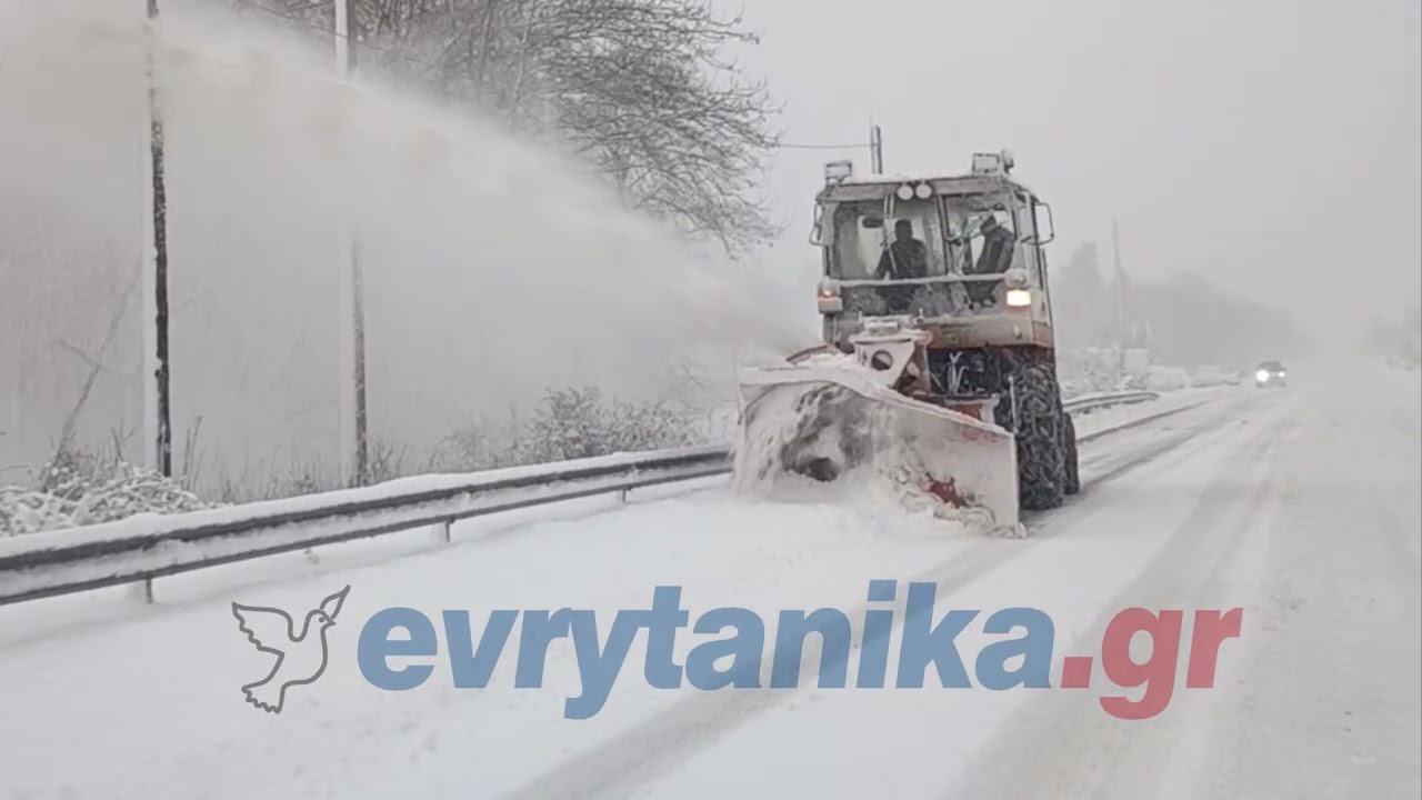 Χιονοκαθαρισμός στο Καρπενήσι - Μάχη μηχανημάτων σε δύσκολες συνθήκες