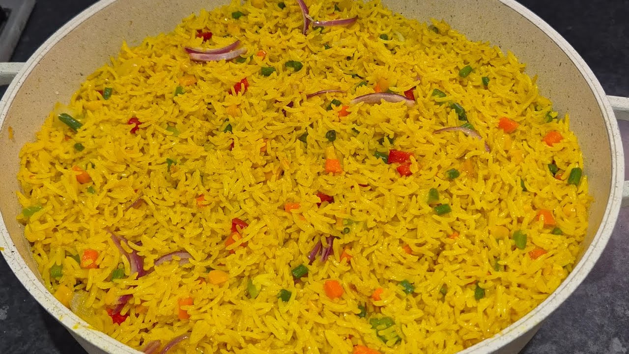 Давайте приготовим простой, но очень вкусный жареный рис для всей семьи.