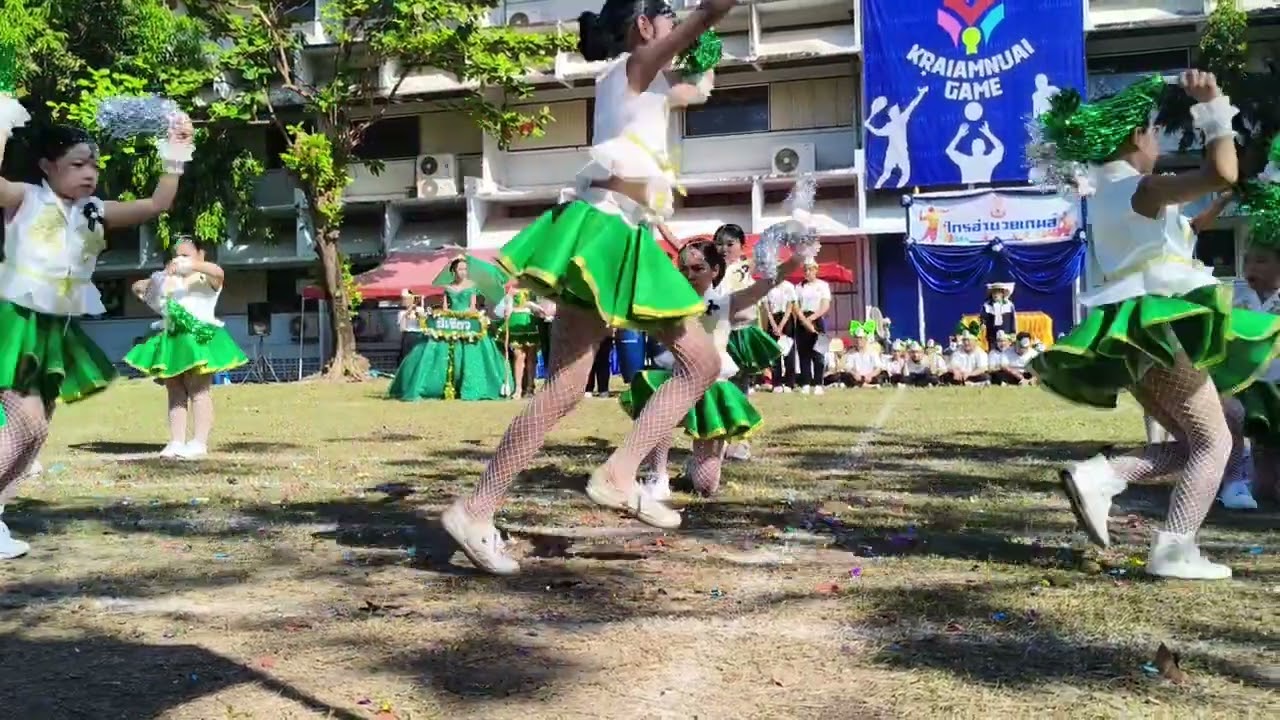 กองเชียร์ และเชียร์ลีดเดอร์ สีเขียว