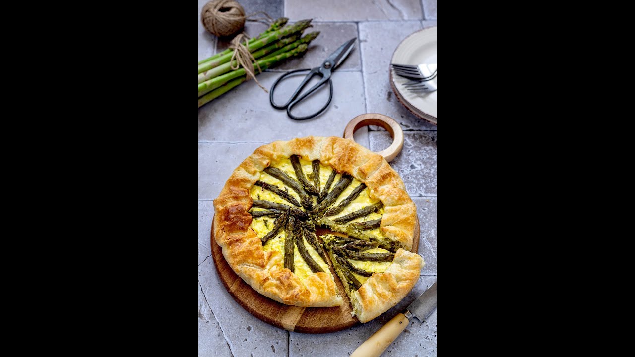 Torta salata agli  asparagi con ricotta e feta