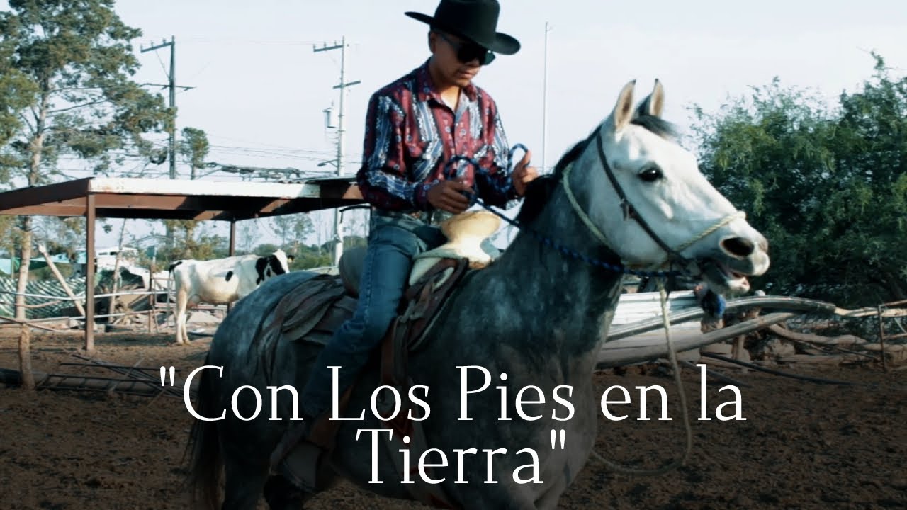 Con Los Pies en la Tierra - Grupo Lealtad (Video Oficial)