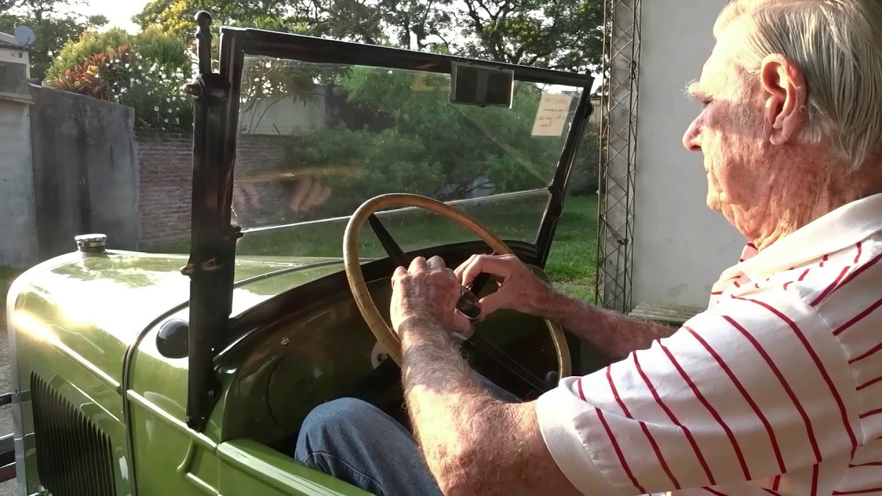 Un CHEVROLET color YERBA MATE (RESTAURACION de un MODELO 1928)