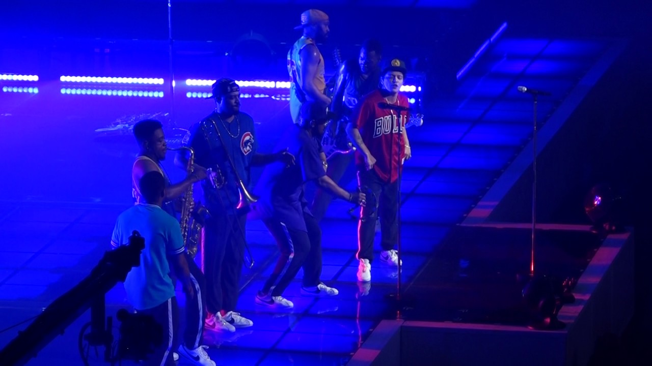 Bruno Mars - Runaway Baby @Paris 2017/06/06 Stroubidoul
