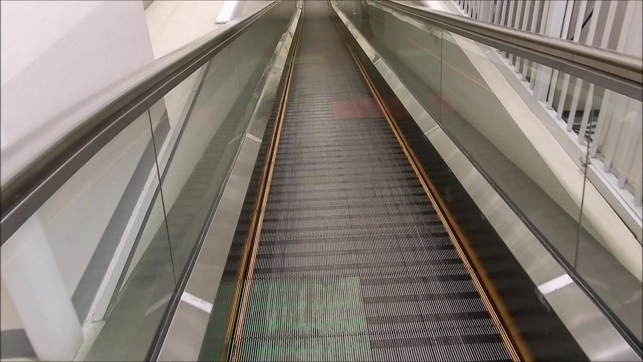 イオン横浜新吉田店のエスカレーターとオートスロープ*