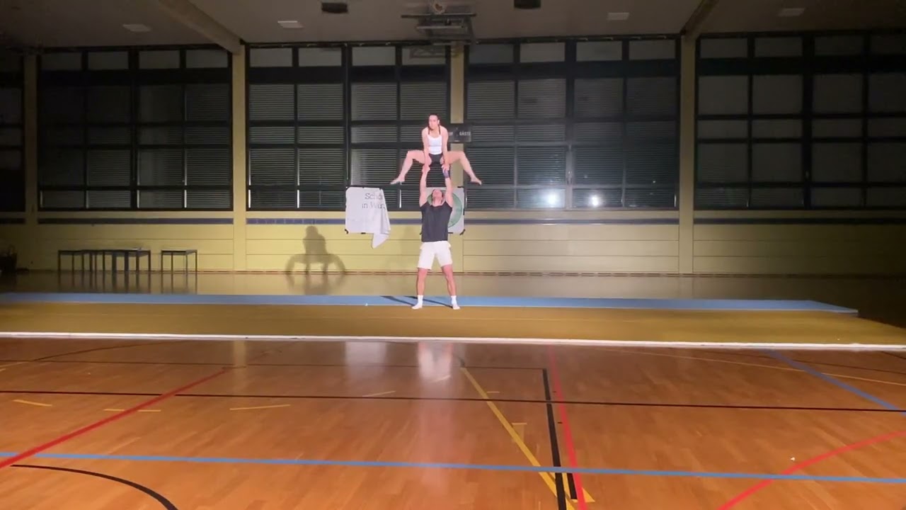 Starkes Akrobatik Examen, Vorführung am Semesterabschlussabend | Sportstudium Uni Würzburg