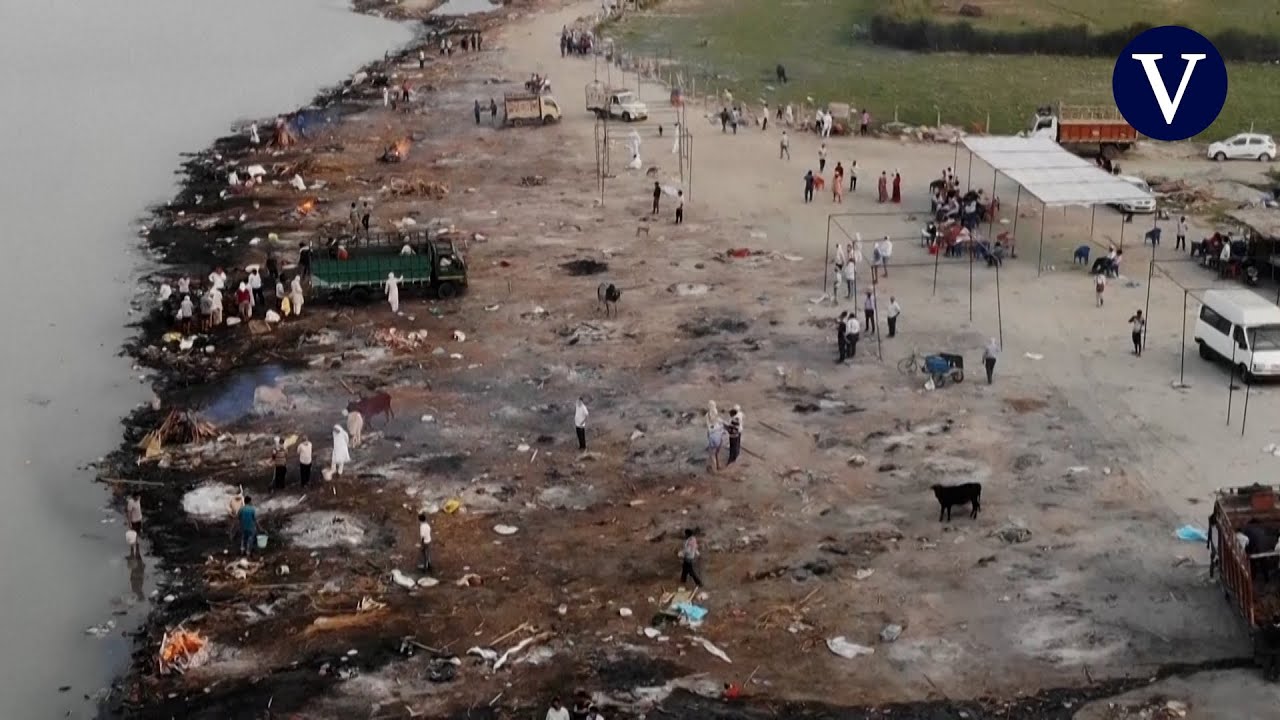 Desolación al borde del río Ganges en la India: “No queda espacio para más piras funerarias”