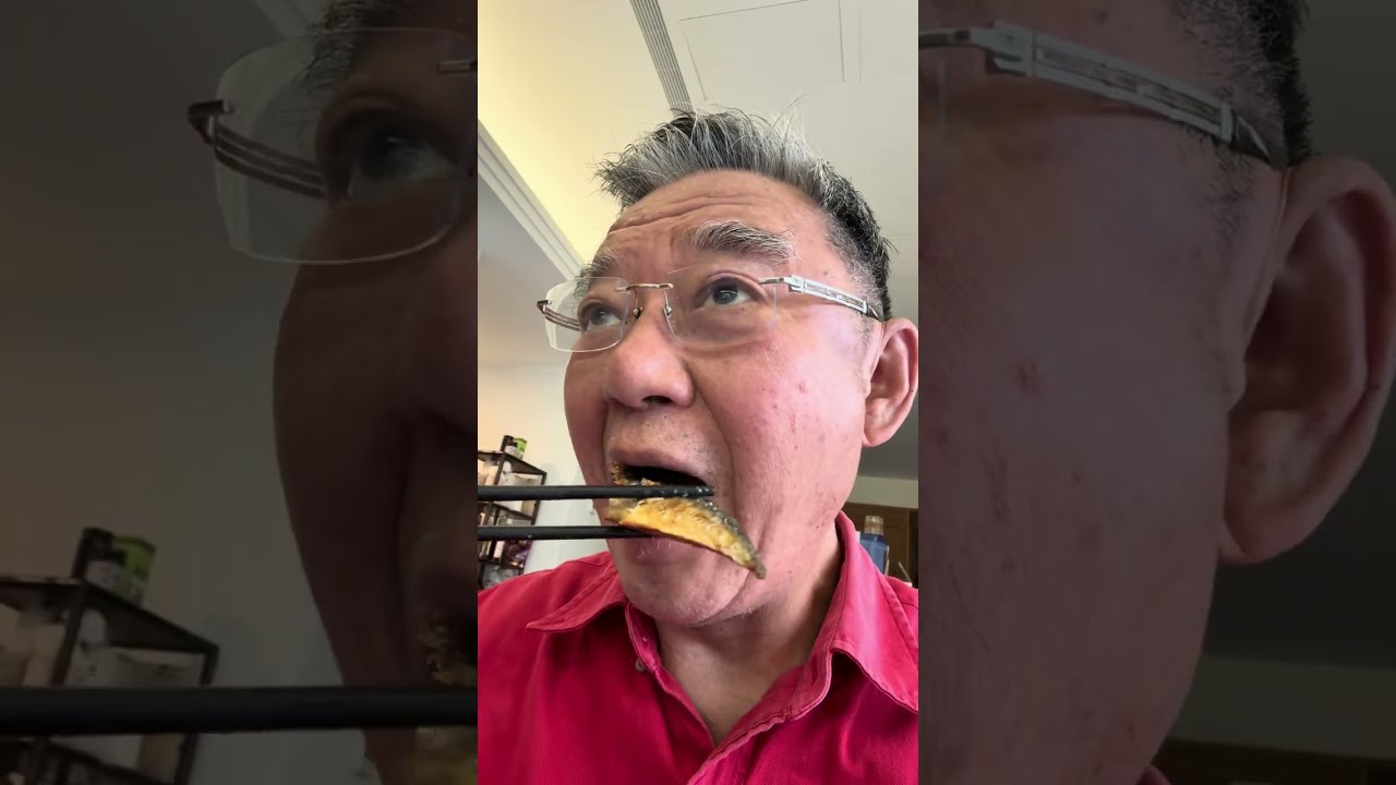边吃边聊。