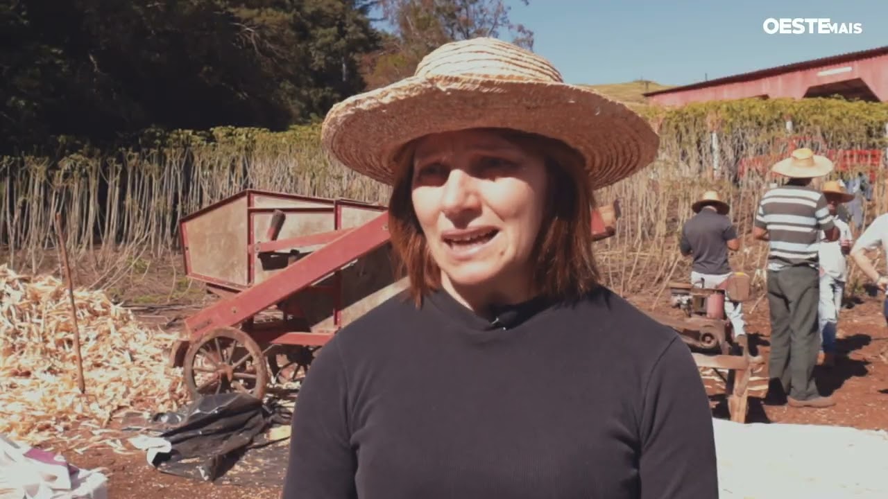 Para relembrar passado, família coloca trilhadeira antiga para funcionar em Vargeão, no Oeste de SC