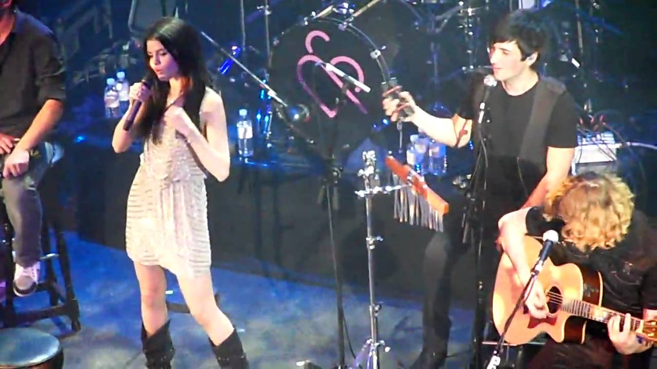 Selena Gomez & The Scene - I Want It That Way (Backstreet Boys cover) - London