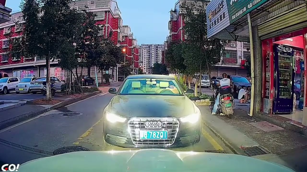 逆行停车还开远光？狠人才不惯着你！结局令人舒适！#路怒症 #车祸现场