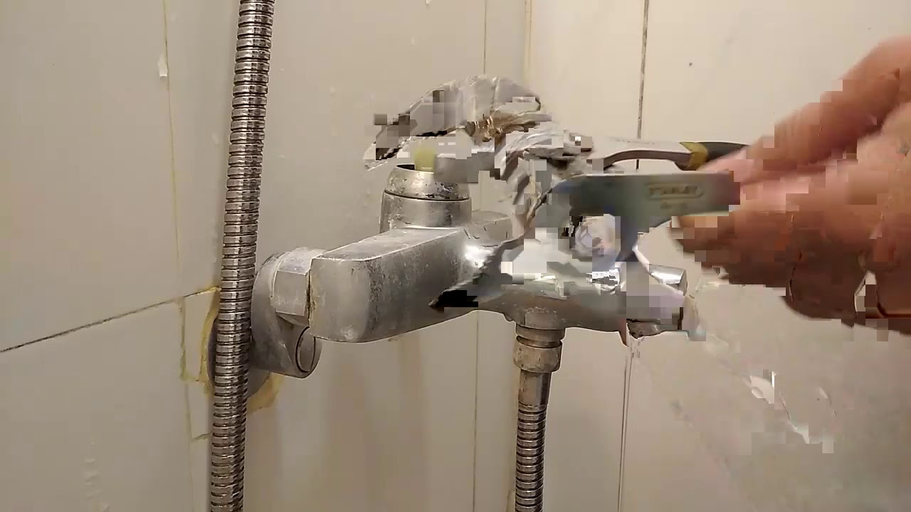 Vòi sen tắm nước chảy yếu nguyên nhân do đâu? Hướng dẫn kiểm tra, tháo, thay thế óc vòi sen gật gù
