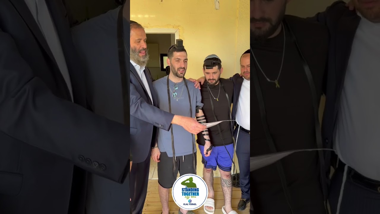 זיו וגלי ברמן מניחים תפילין פעם ראשונה מאז הבר מצוה