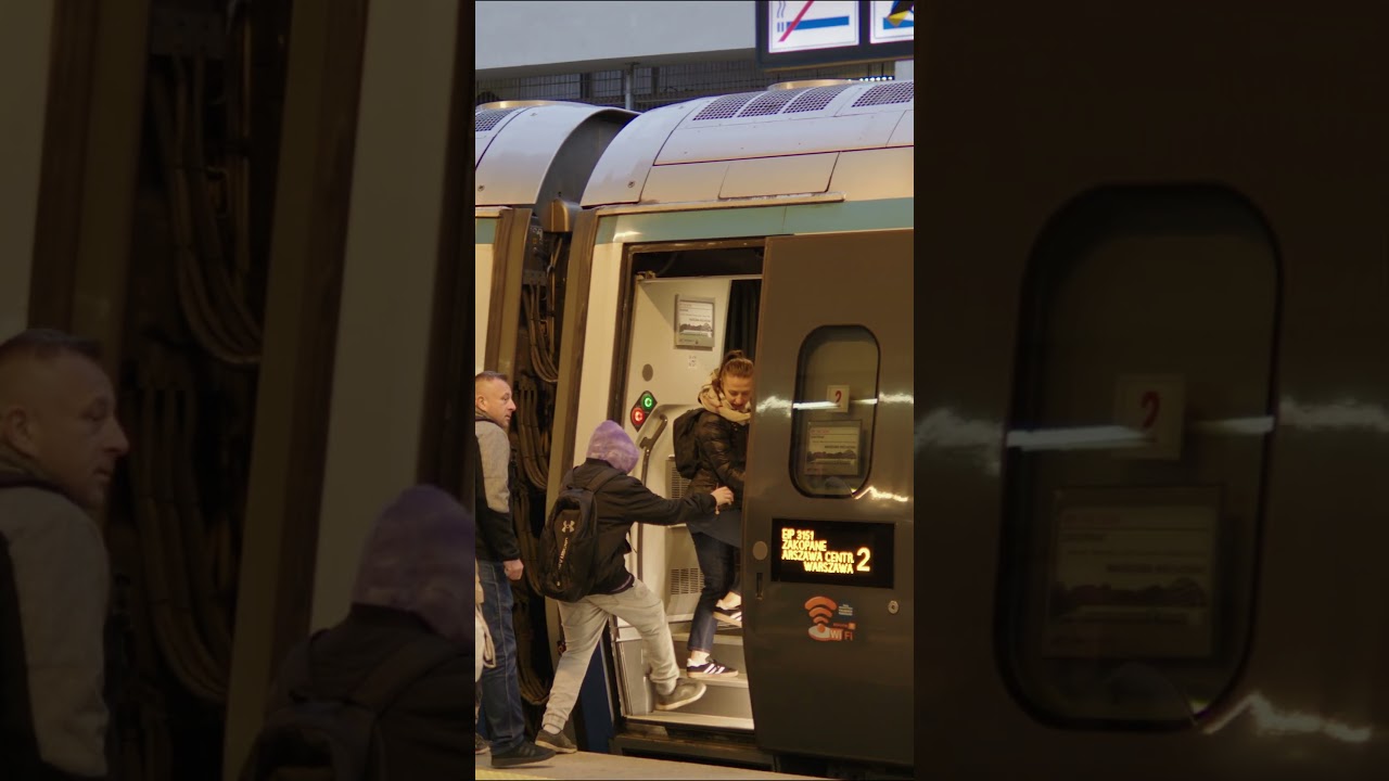 Wjazd i wyjazd inauguracyjnego składu PENDOLINO wracającego z Zakopanego do Warszawy na st. Krak&oacute;w