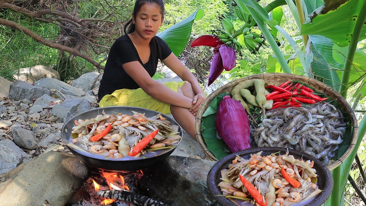 Survival cooking in the rainforest - Cooking Small shrimp with Banana flower for Lunch ideas