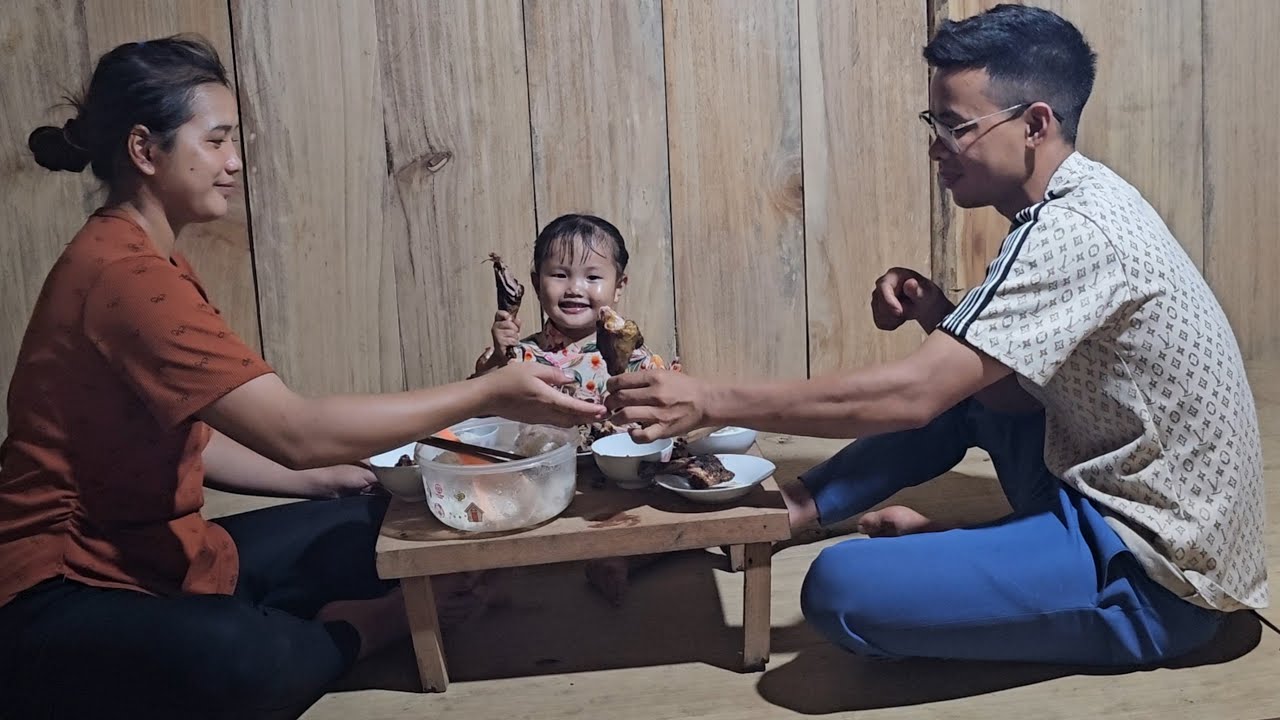 The engineer bought rice for the mother and child, and picked up the child to eat roast duck.