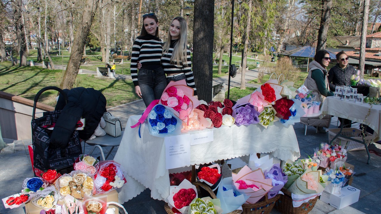 На Осмомартовској изложби у Сокобањи и руже од сатена...