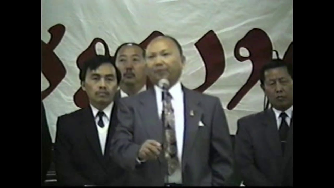 Hmong Fresno New Year 1991-1992. General Vang Pao hais lus rau hmoob