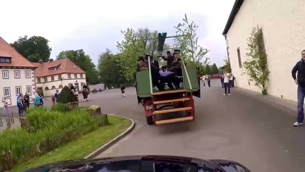 Sch&uuml;ttenhoff N&ouml;rten Hardenberg   Fahrt mit dem Festwagen am Schlo&szlig; YT