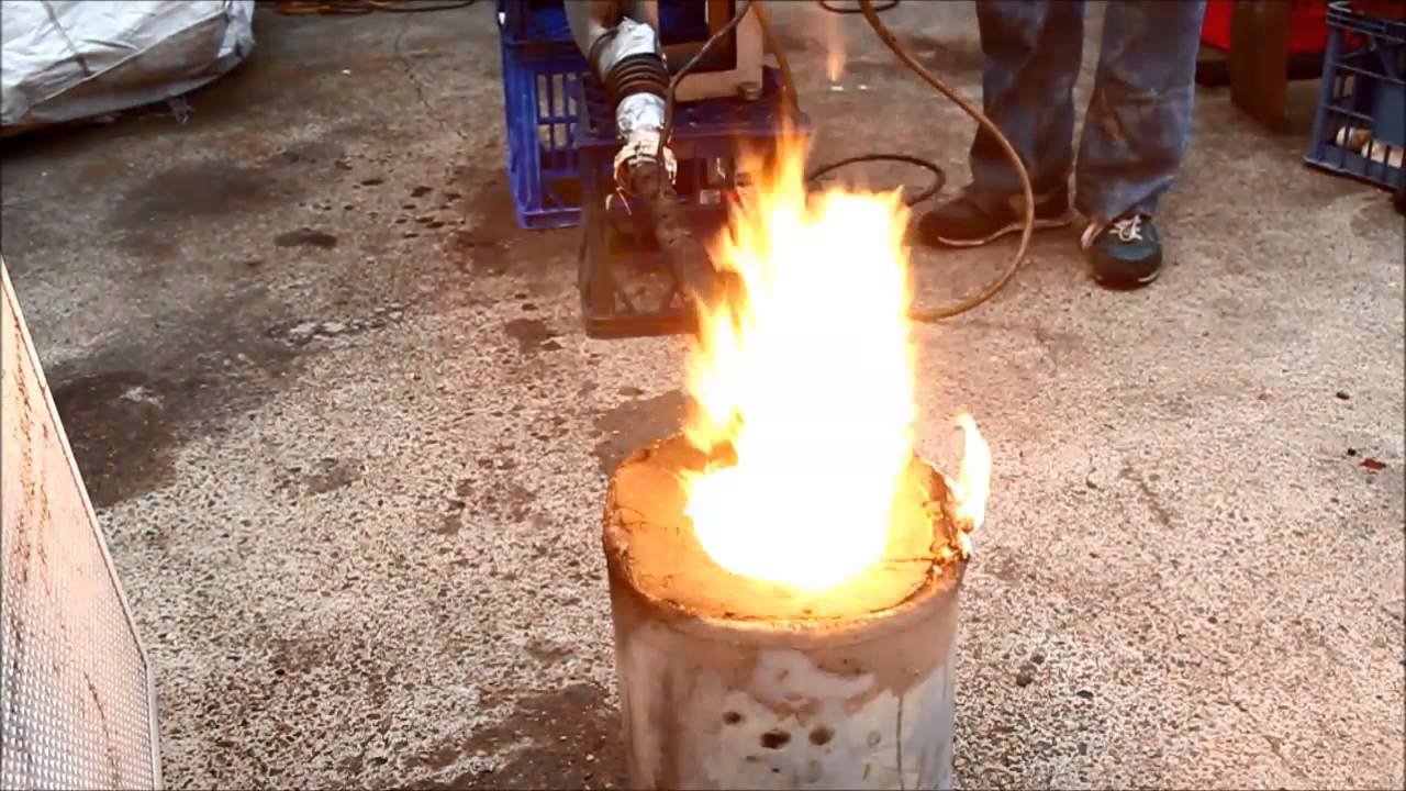 Плавка банок из-под газировки и алюминия в печи, сделанной из грязи. Топливо – отработанное масло.