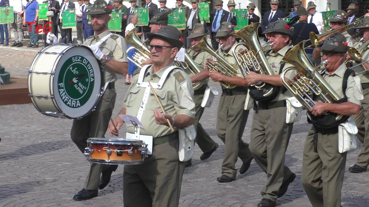 Arrivo fanfara in piazza Ottinetti - Raduno alpini Ivrea 2022