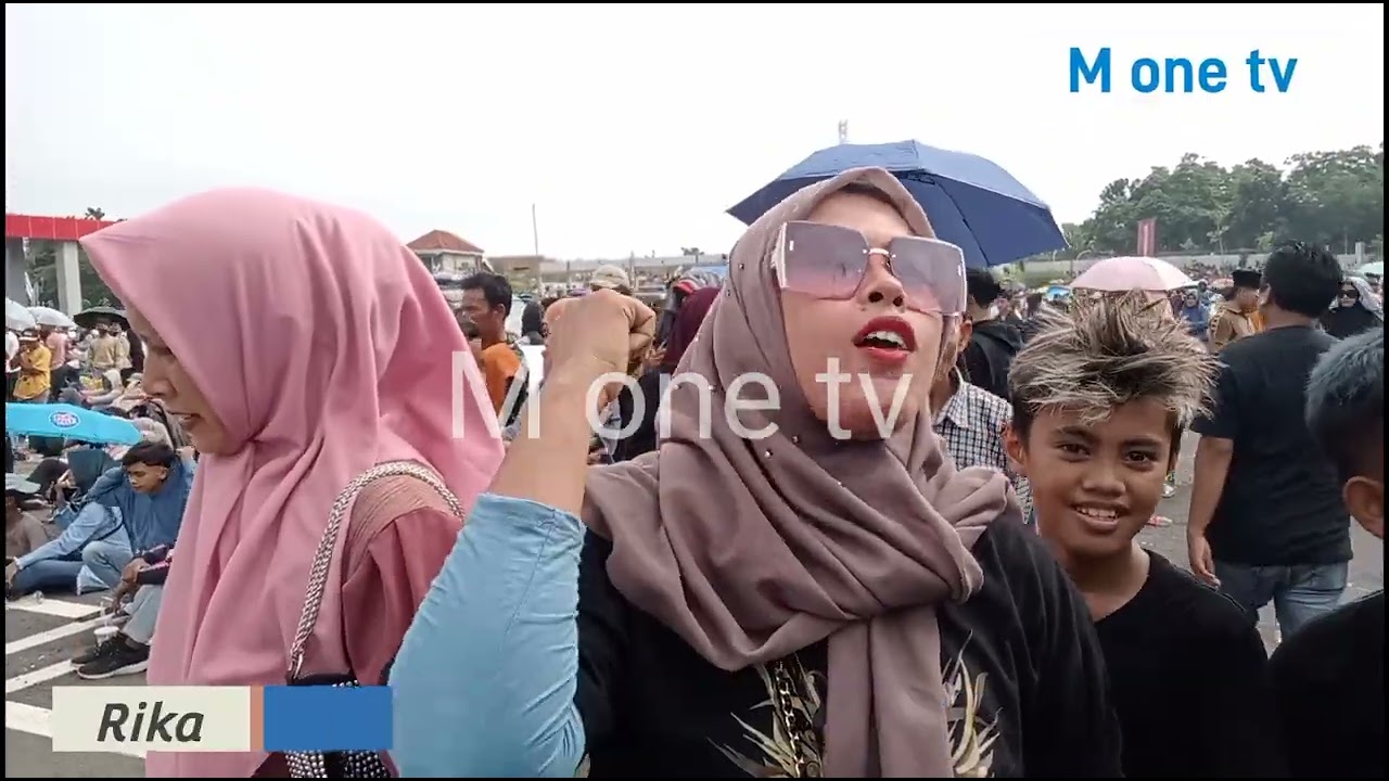 Stadion Ratu Pamelingan menjadi lautan Manusia pada Konser Valen 