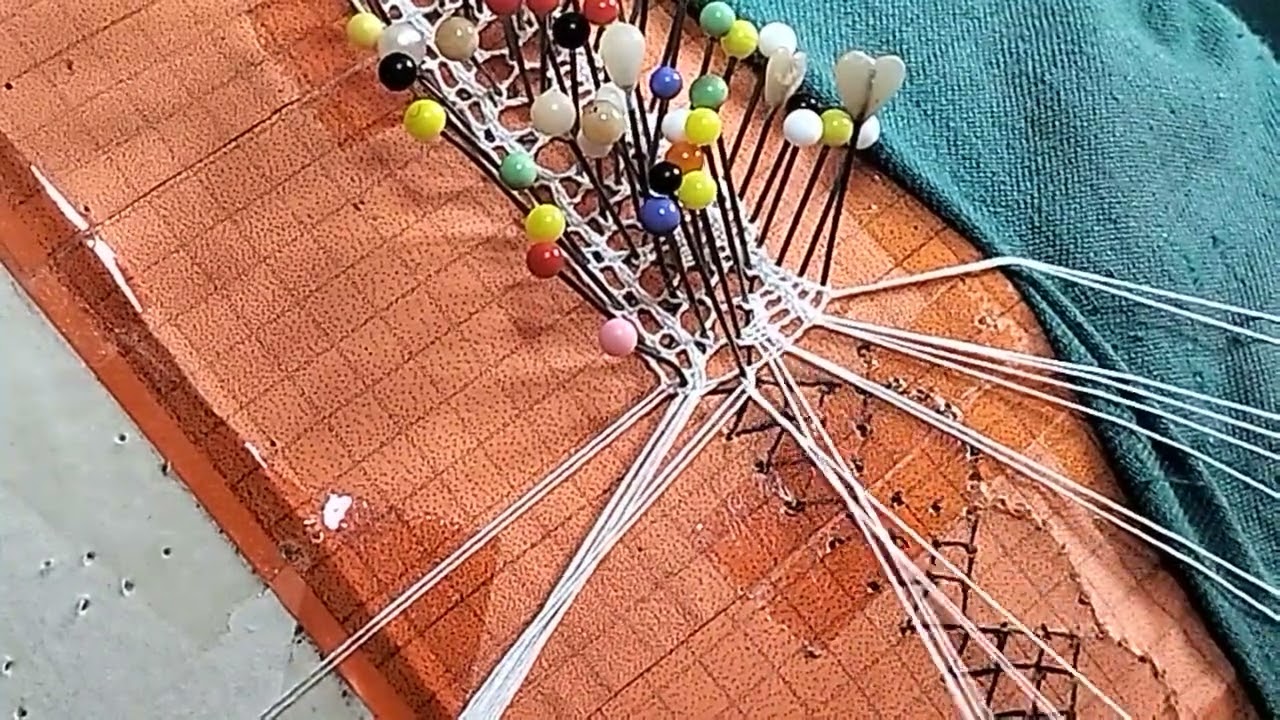 194- Continuación de una puntilla estrecha.