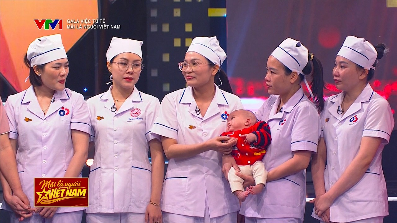 Cuộc hội ngộ của 5 nữ điều dưỡng BV Sản Nhi Nghệ An với em bé 3 tháng tuổi mà họ từng cứu mạng