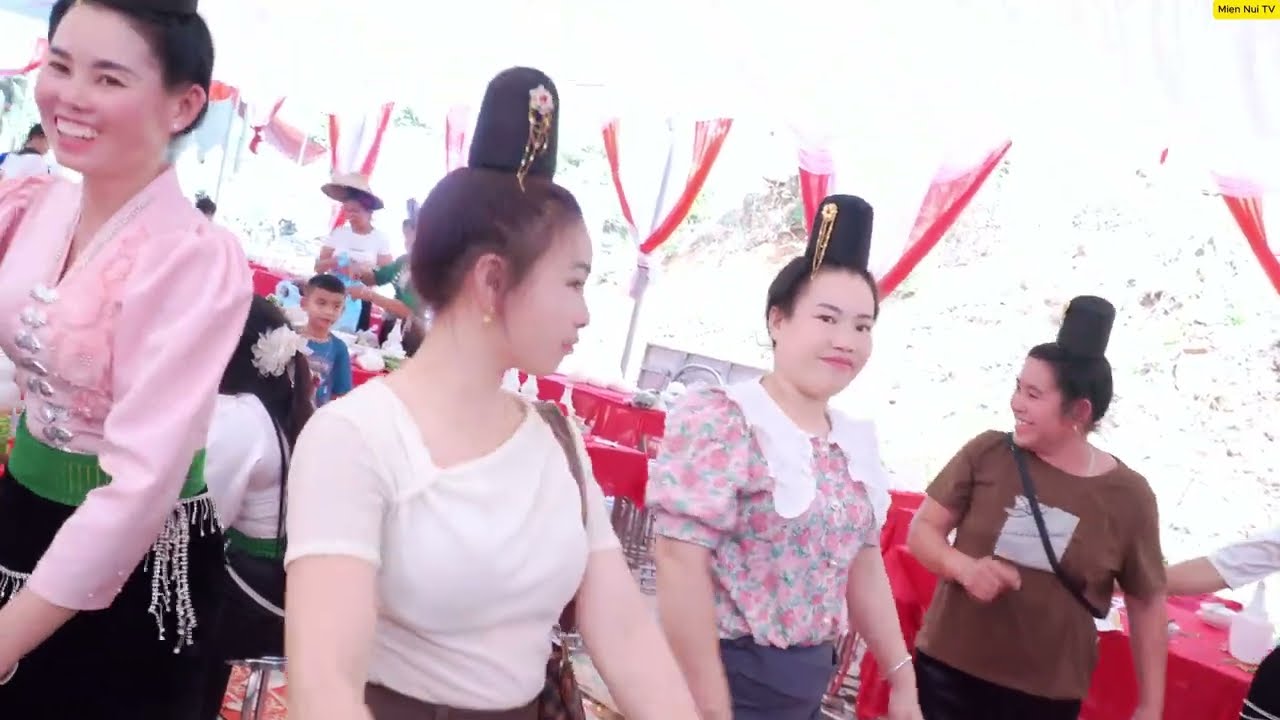 Nhảy hết mình mừng LTH Anh Dân - Thu Quyên, bản Hong Dồm - Mường Hung