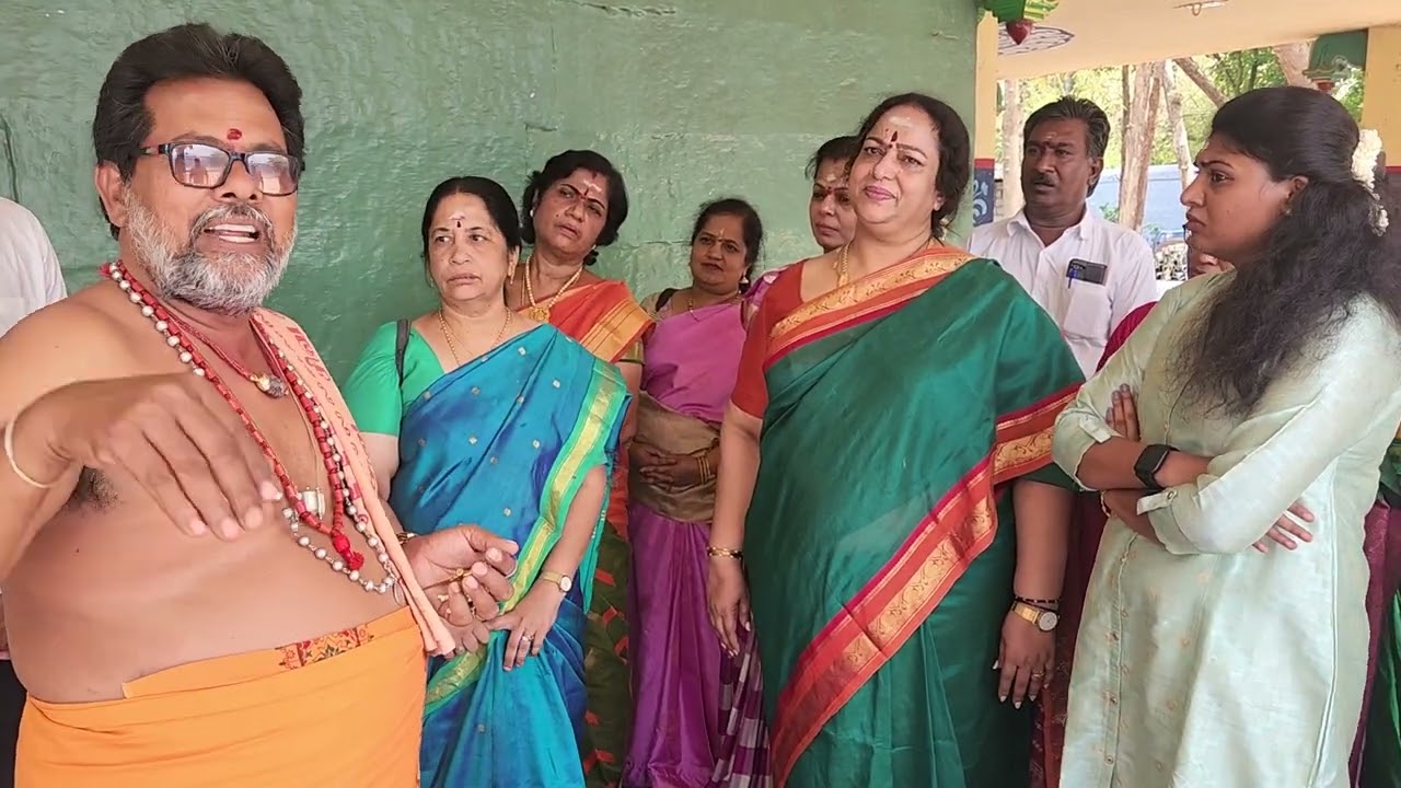 நடிகை நளினிஅருள்மிகு மூங்கிலணை காமாட்சி அம்மன் திருக்கோவிலில் தல வரலாறு பக்தியோடு கேட்டறிந்தார் 🙏🌹
