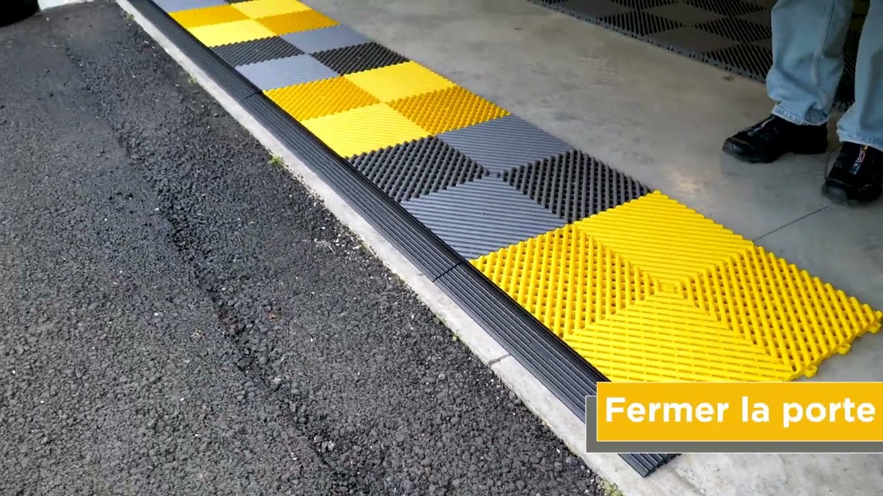 Comment poser des dalles PVC clipsables au niveau d'une porte de garage ?