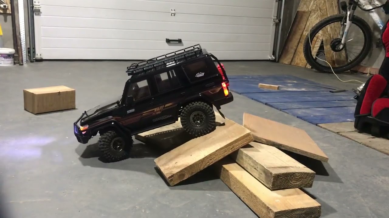 RGT EX86190 доски как препятствие  (гаражные игры)