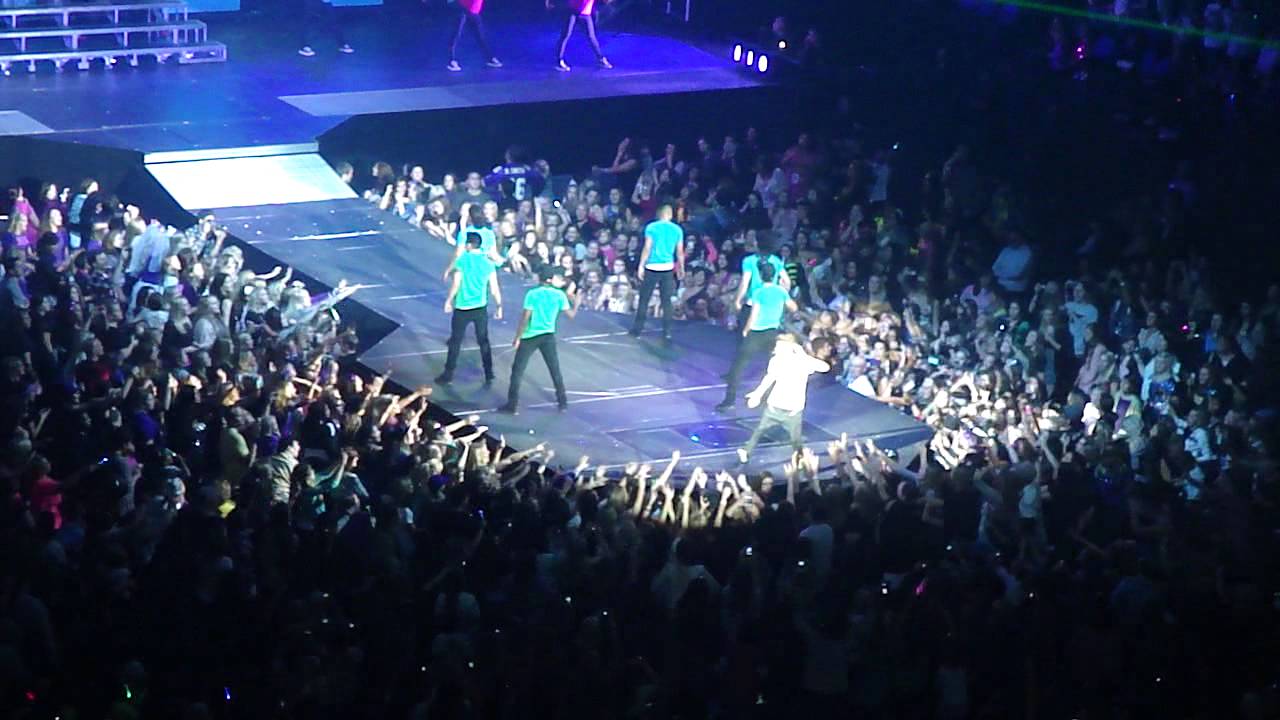 Justin Bieber - Beauty and a Beat - featuring Nicki Minaj (Live at the Target Center, Minneapolis)