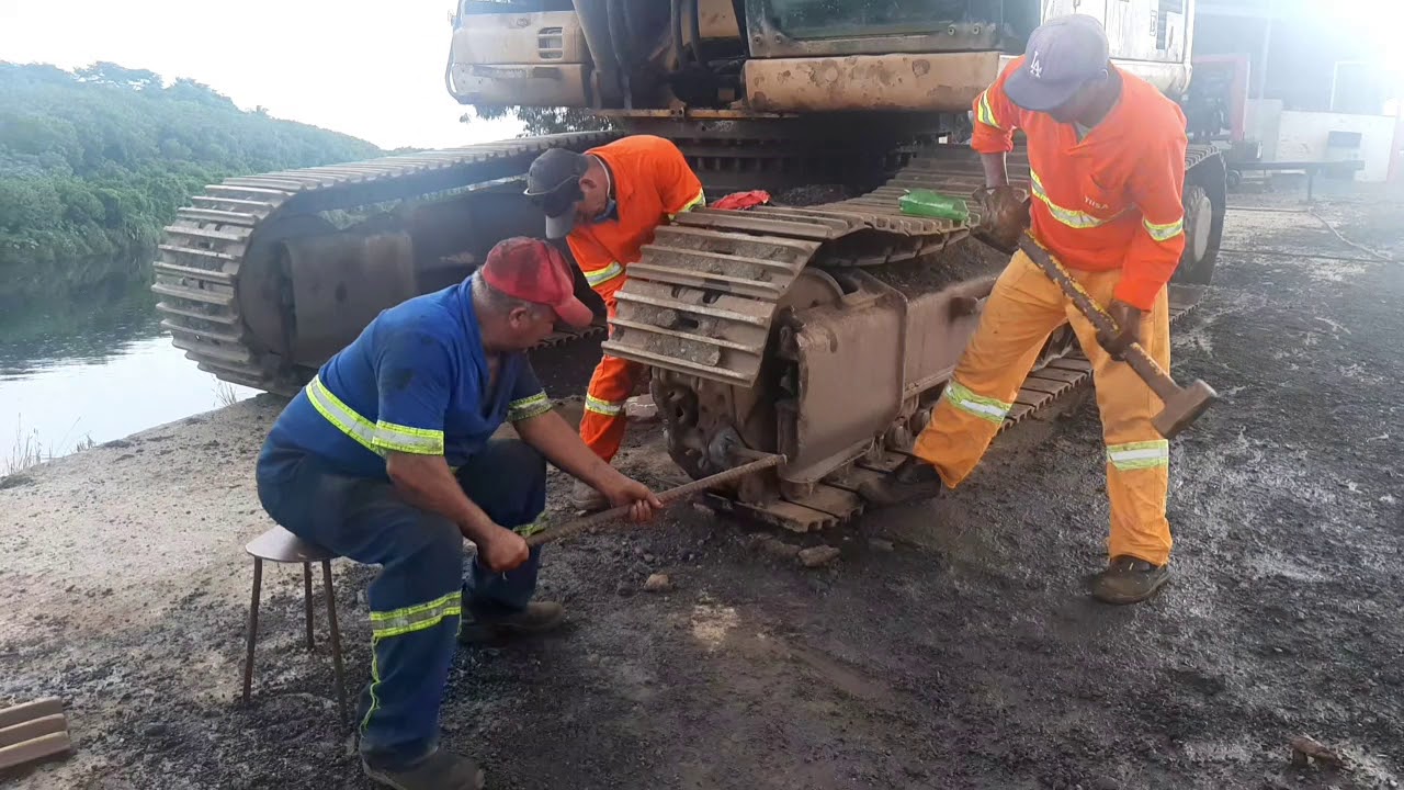 retirando mola da esteira é colocando outra  na escavadeira hidráulica cat 230