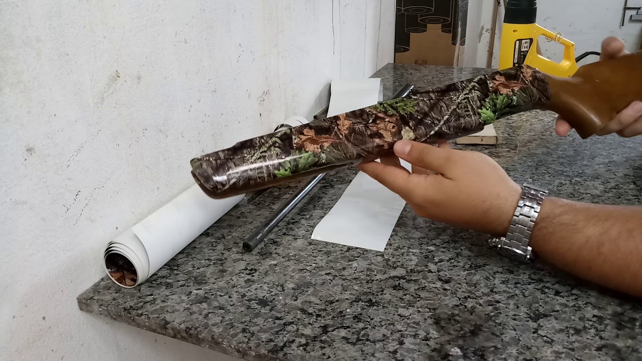 aplicando adesivo camuflado