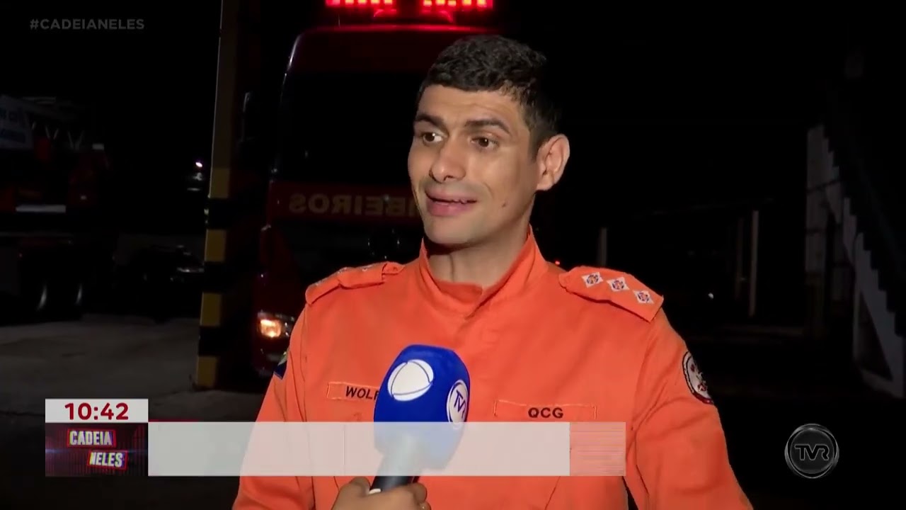 Motorista de 71 anos morre preso às ferragens em batida frontal entre carro e carreta com gado