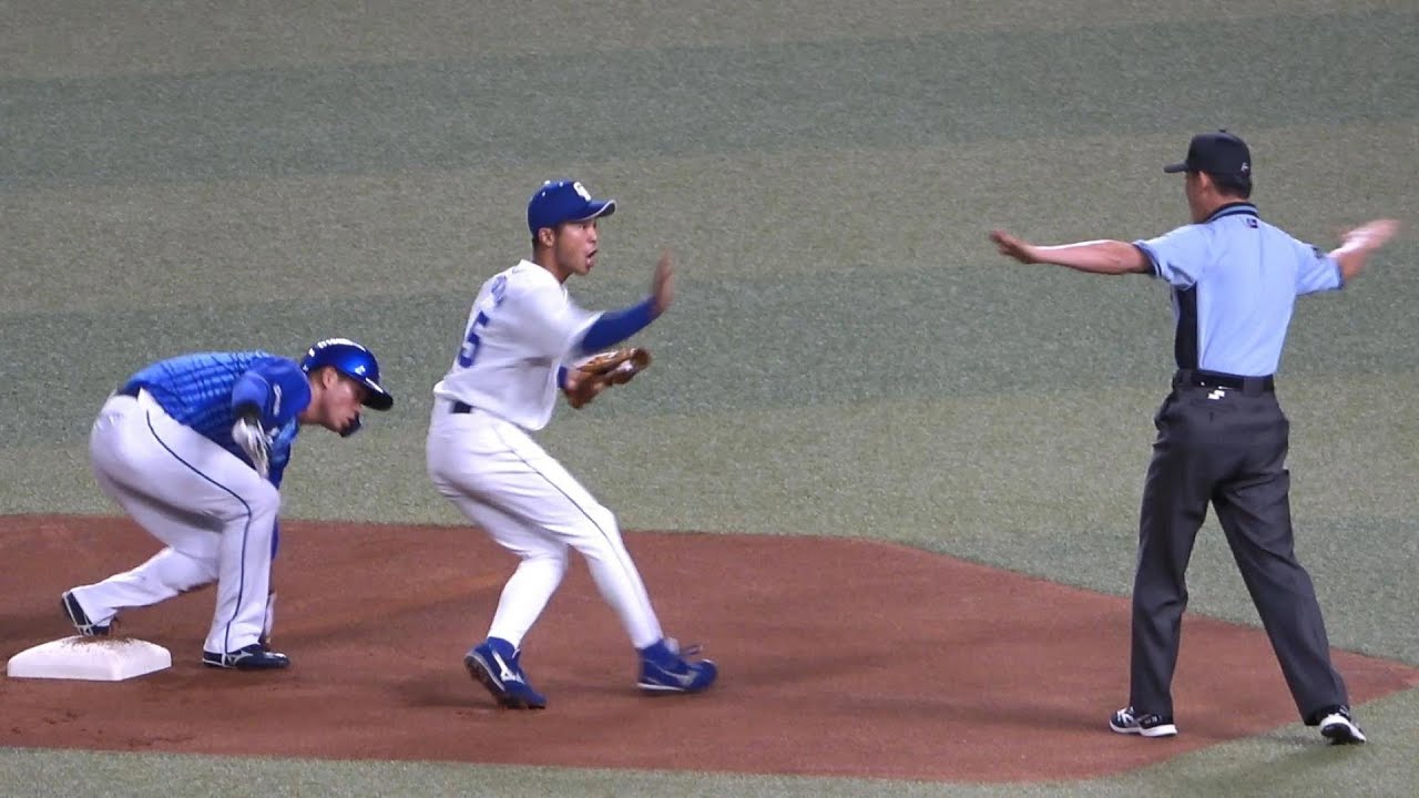 セーフの判定に超ビックリする土田龍空。すぐにベンチへリクエストを要請（2022年7月19日）